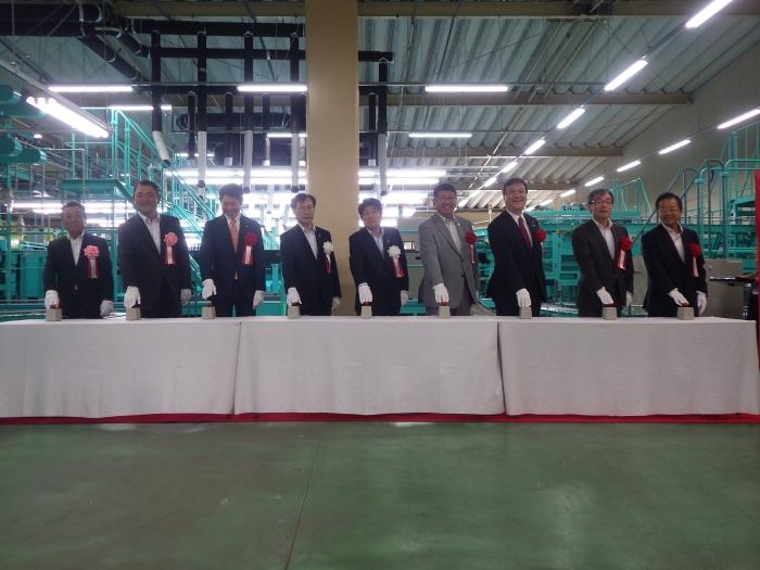 落成式にて生産者、JA職員、奈良県選出国会議員、行政機関などの関係者で横一列に並びスイッチを押している写真