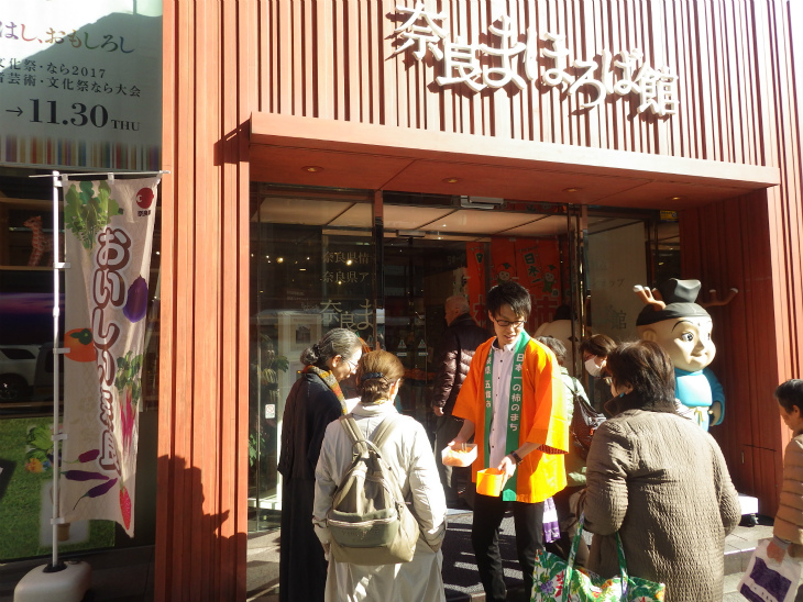 昨年の奈良まほろば館で富有柿PRの様子2