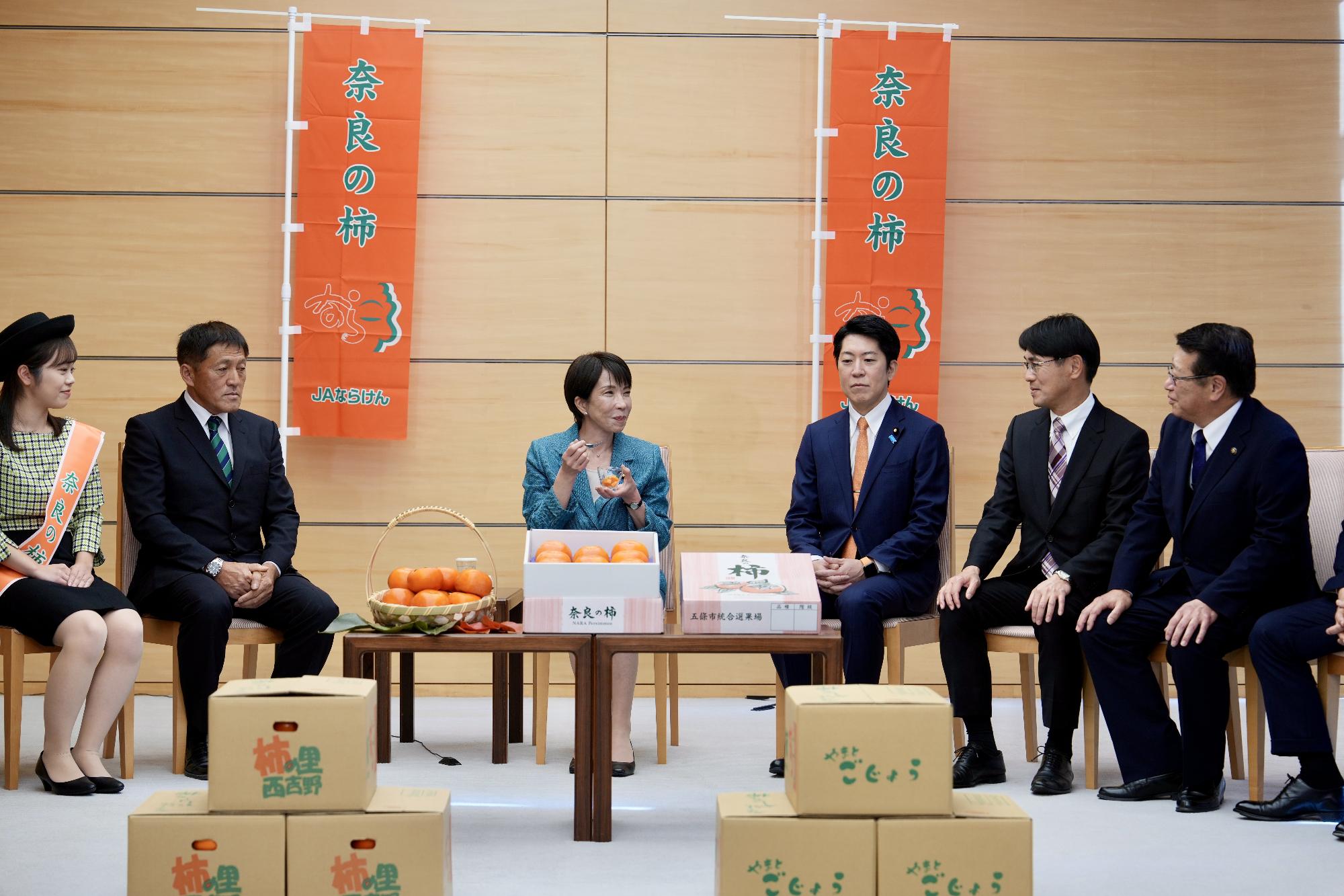 総理官邸表敬訪問 歓談中の写真