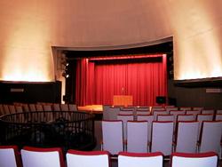 プラネタリウム館のステージと客席の写真