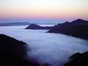 谷を埋め横たわる雲海の写真