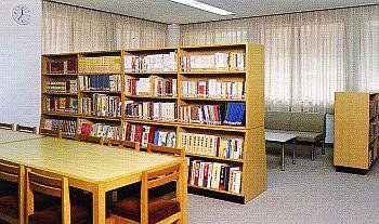 図書室内の閲覧コーナーやたくさんの本棚の写真