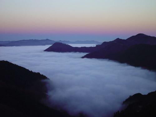 高野辻から見た山々と広がる雲海の写真