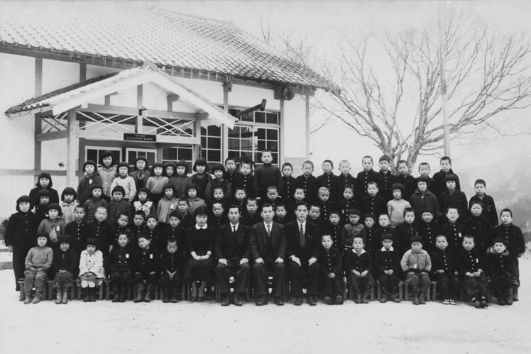 昭和32年ごろの天辻小学校 生徒達の集合写真