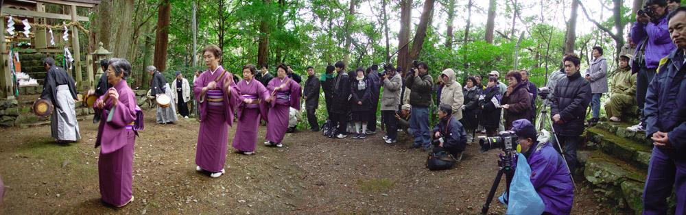 「篠原踊」奉納の様子 紫色の着物を着た女性4人が踊っている周りに見物客や報道関係の人がカメラを回している写真