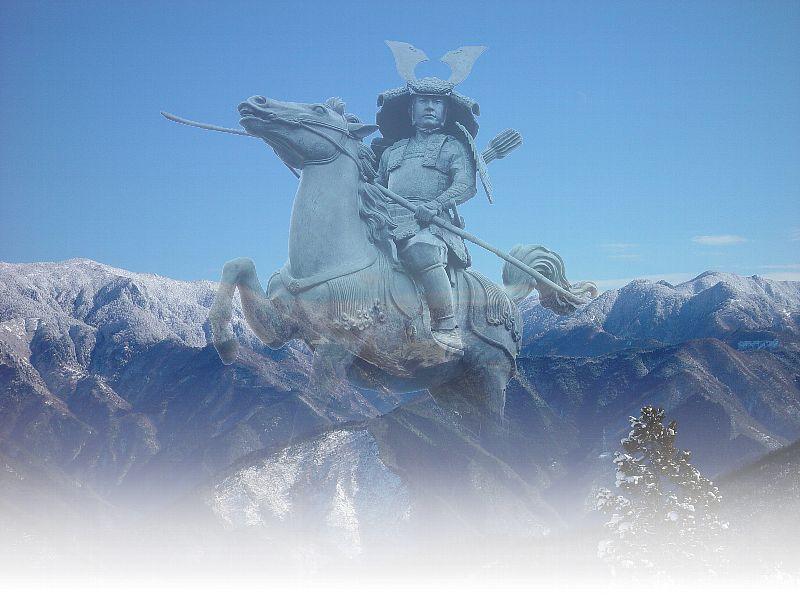 大峯山脈をバックにしている大塔宮護良親王馬上像の写真