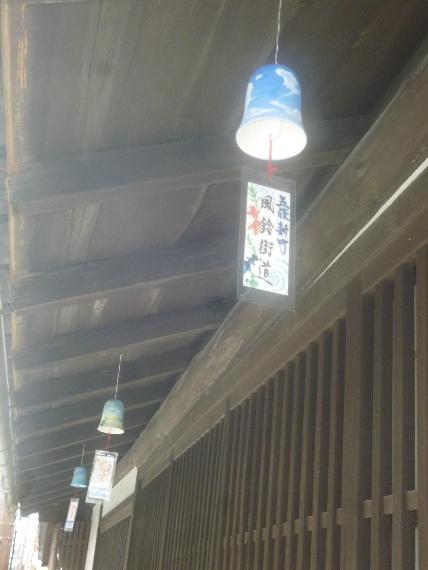 軒先の風鈴の様子