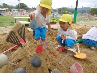 友達を話しながら、山を作っているところ