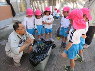 地域の方と苗を植えてるところ