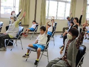 地域の方々と体操をしているところ