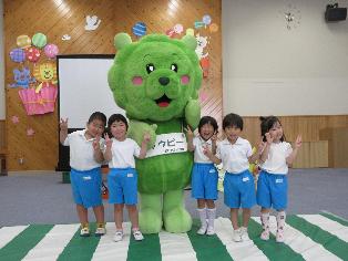 4歳児がマスコットキャラクターのチャウピーと記念撮影