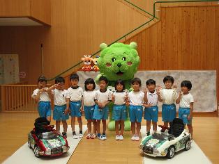 5歳児がマスコットキャラクターのチャウピーと記念撮影