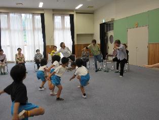 一緒に体操をしているところ
