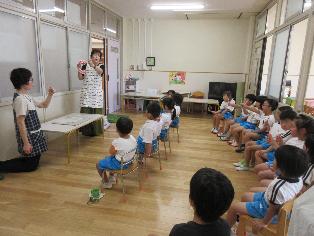 歯磨きの仕方を教えてもらっているところ