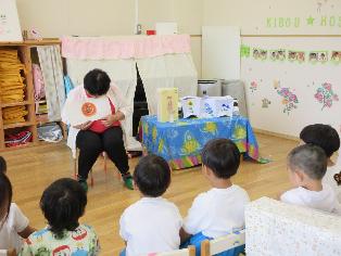 絵本を読んでもらっているところ