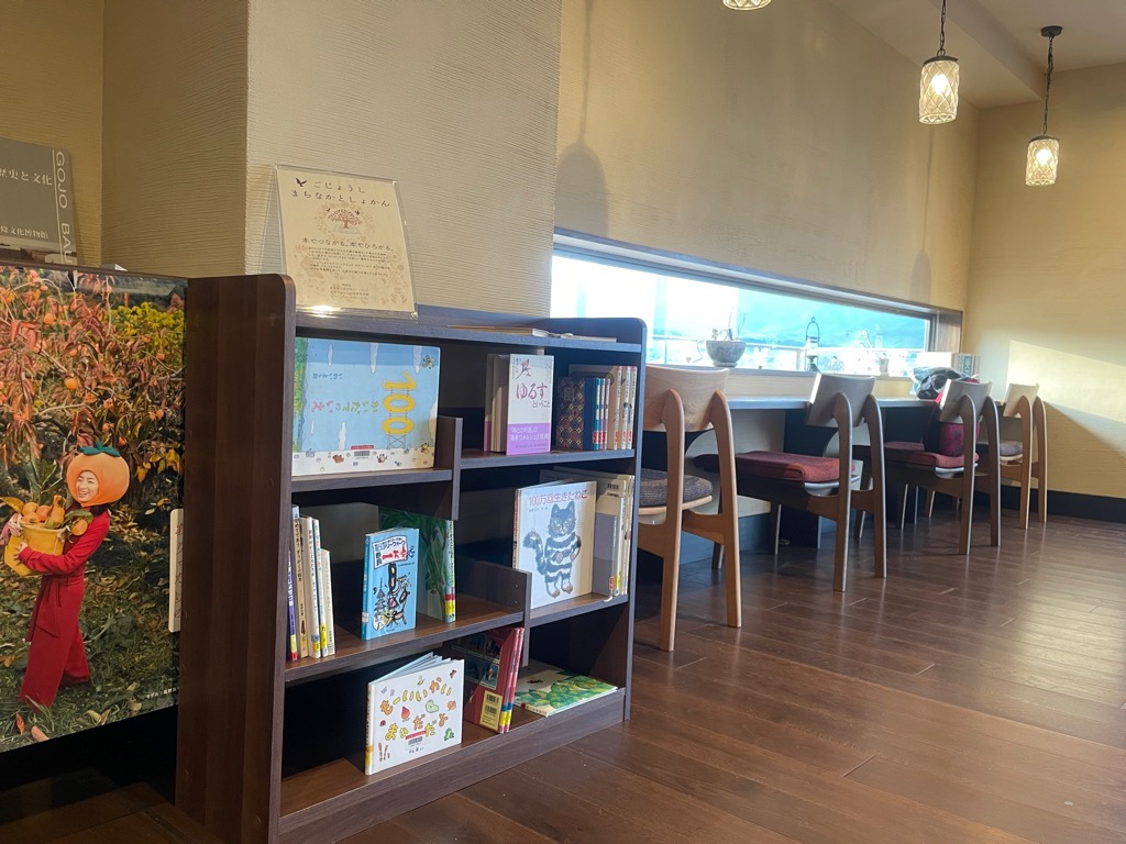 カフェ澪の街の本棚写真